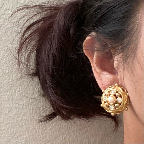 Vintage Unsigned Gold-tone Faux Pearl Rhinestones Dome Clip On Earrings 24g - Picture 3 of 13